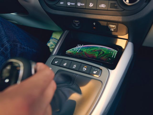 Naujasis Hyundai i10 belaidis telefono įkrovimas