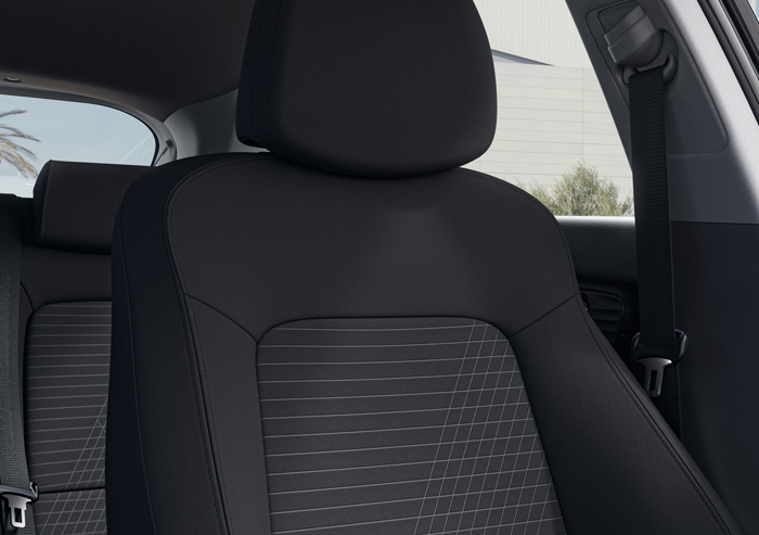 Naujasis Hyundai i20 salonas visiškai juoda