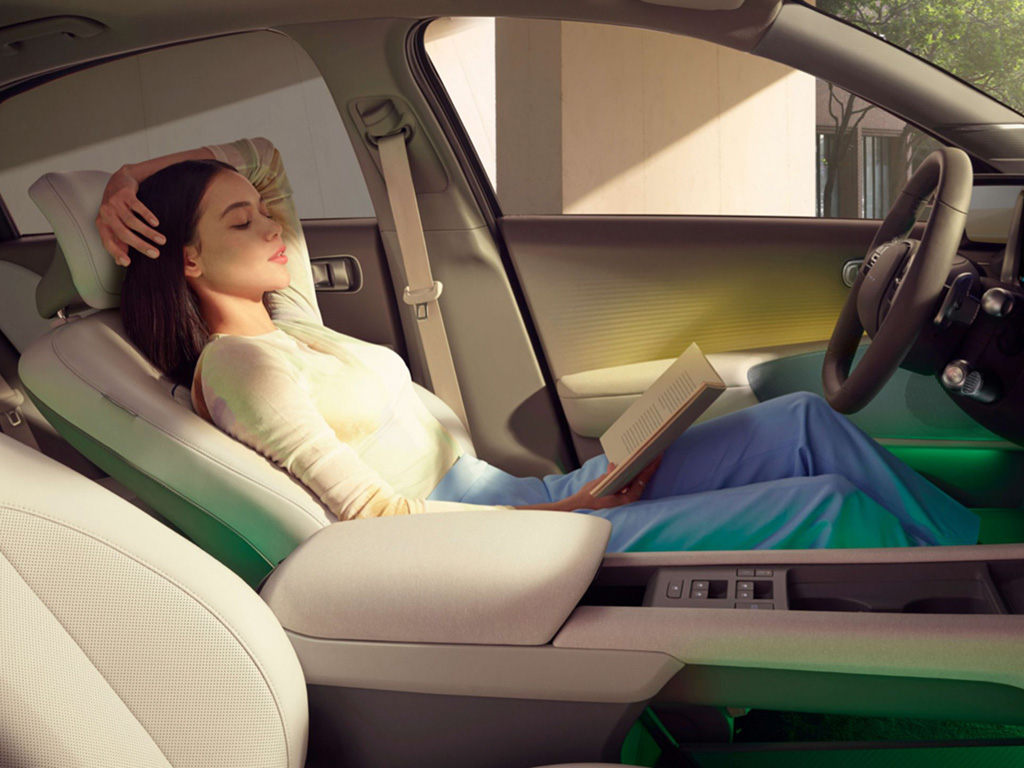 Naujasis Hyundai IONIQ6 samoningai dėmesingas salono dizainas